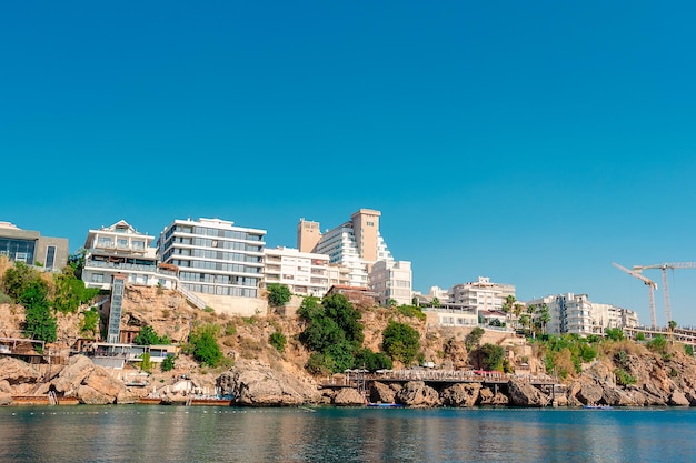 Vue sur la côte rocheuse avec des immeubles de grande hauteur dans la ville d'Antalya