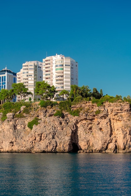 Vue sur la côte rocheuse avec des immeubles de grande hauteur dans la ville d'Antalya