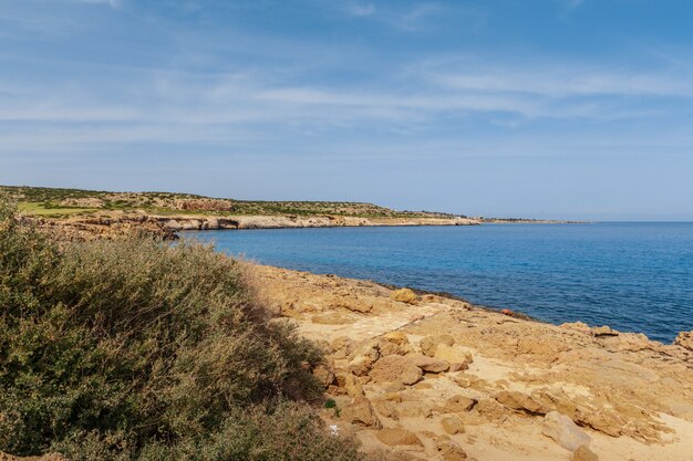 Vue d&#39;une côte rocheuse le matin