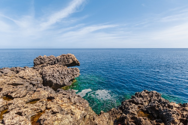 Vue d'une côte rocheuse le matin