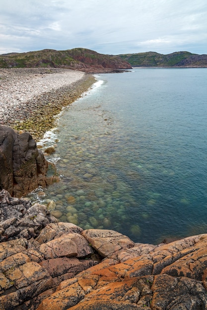 Vue sur la côte rocheuse de la mer de Barents