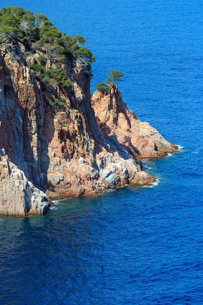 Vue sur la côte rocheuse de la mer d'été. Littoral entre Barcelone et Palamos (Costa Brava, Catalogne, Espagne).