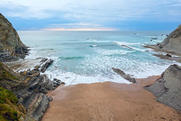 Vue sur la côte rocheuse de la mer en soirée (plage d'Arnia, Espagne, océan Atlantique).