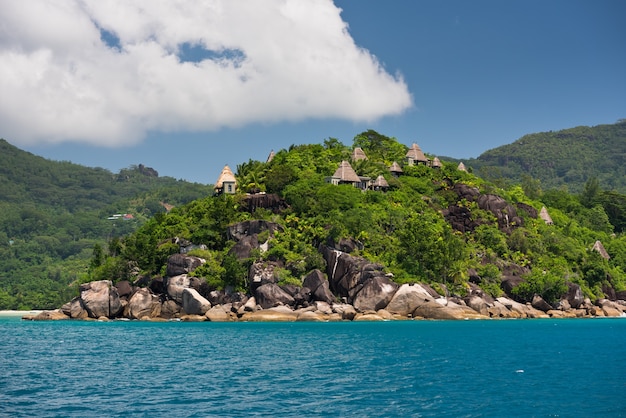 Vue sur la côte des Seychelles avec des maisons dans la forêt