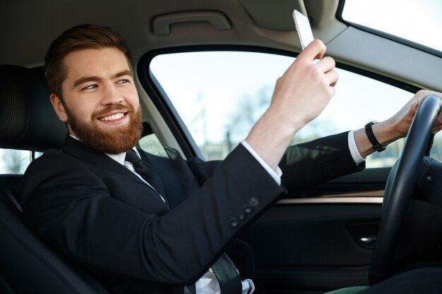 Vue côté, de, sourire, homme affaires, confection, selfie