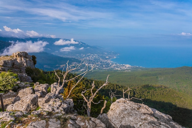 Vue sur la côte sud de la Crimée depuis AiPetri