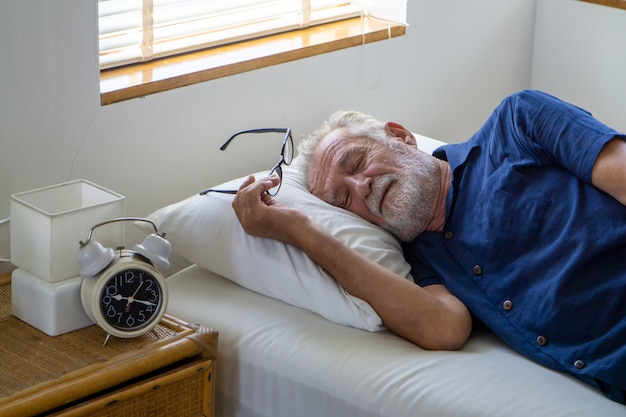 Vue côté, de, vieil homme, dormir lit