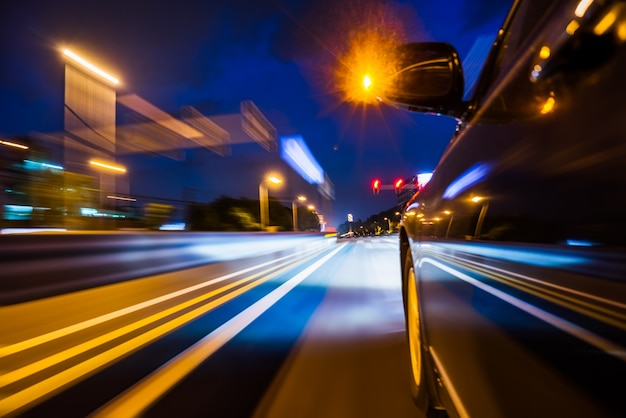 Vue, côté, voiture, coin tournant, mouvement flou