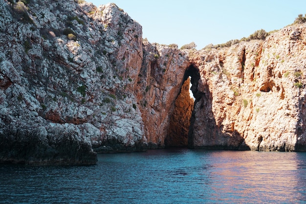 Vue côtière de l'île de Suluada sur la mer Méditerranée