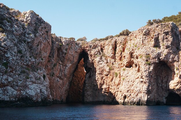 Vue côtière de l'île de Suluada sur la mer Méditerranée