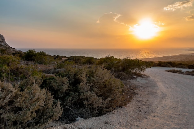 vue sur le coucher du soleil et la mer depuis le cap Greco sur l'île de Chypre
