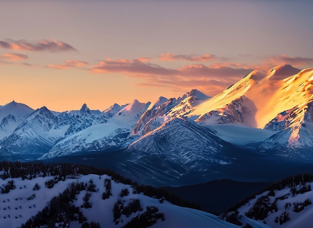 Vue sur le coucher du soleil sur la montagne, sommets enneigés au loin