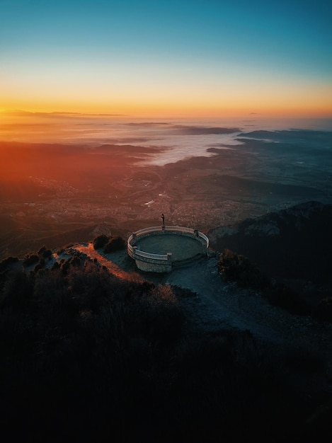 Une vue de coucher du soleil d'un monument sur une montagne