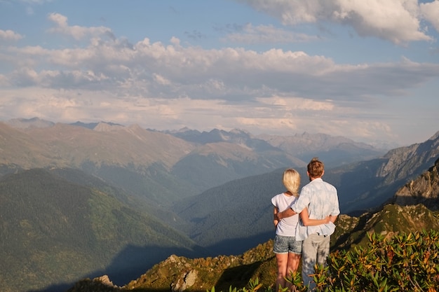 Vue, couple, regarder, coucher soleil, sommet, montagne