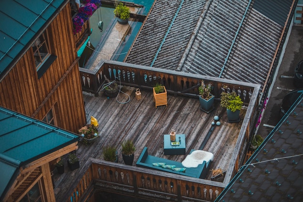 Vue sur la cour arrière en bois avec canapé et table basse