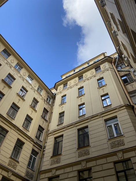 Vue de la cour à Saint-Pétersbourg avec ciel bleu