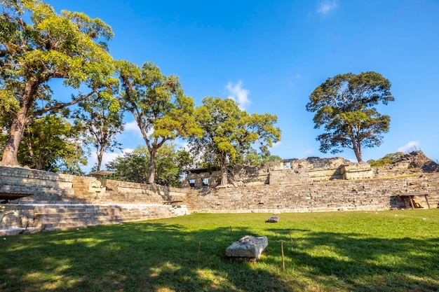 Vue d'une cour des temples de Copan Ruinas Honduras