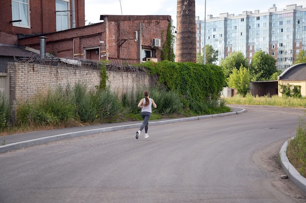 Vue d'un coureur dans une zone industrielle