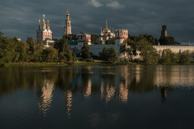 Photo vue sur le couvent de novodievitchi de l'autre côté de l'étang.