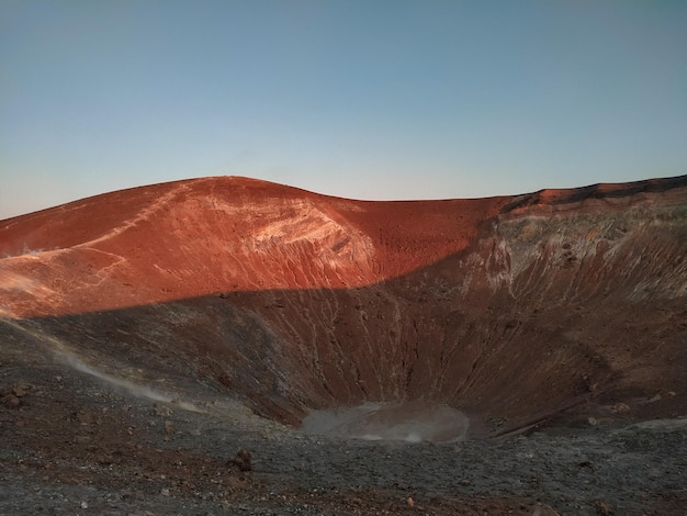 Photo vue d'un cratère volcanique