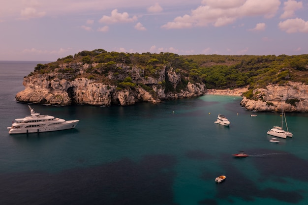 Vue des criques de Macarella et Macarelleta sur l'île de Minorque, en Espagne.