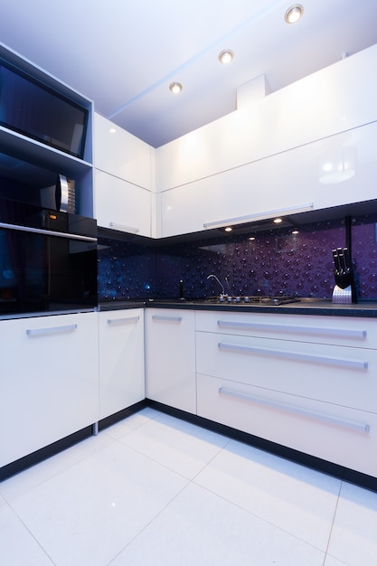 Vue de la cuisine moderne blanche et violette brillante