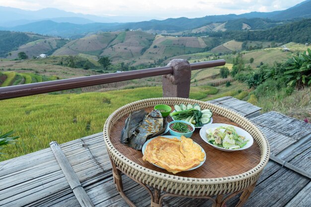 Vue de la cuisine thaïlandaise sur fond naturel