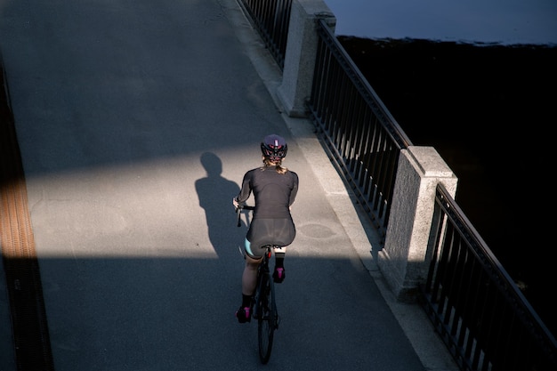 Vue d'un cycliste magnifiquement éclairé par le soleil