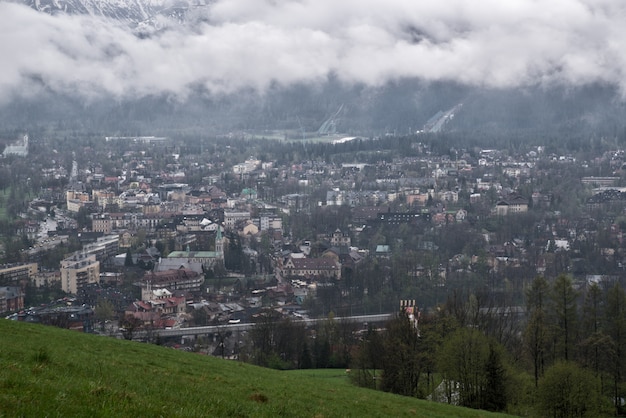 Une vue sur le dal du village de Zakopane sur les montagnes Tatras, Zakopane, Pologne