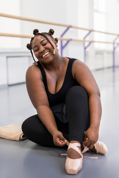 Photo vue d'une danseuse de ballet féminine grande taille en studio