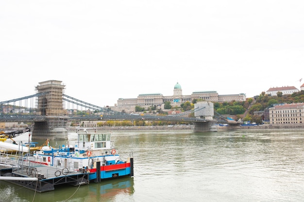 Vue sur le Danube et le Palais Royal.