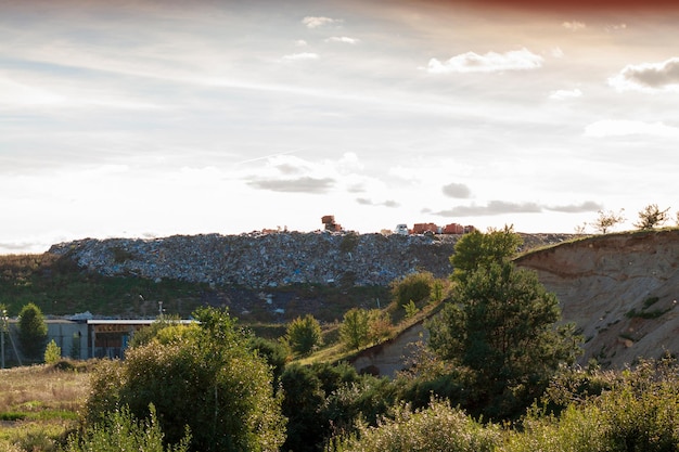 Vue de la décharge de la ville le soir