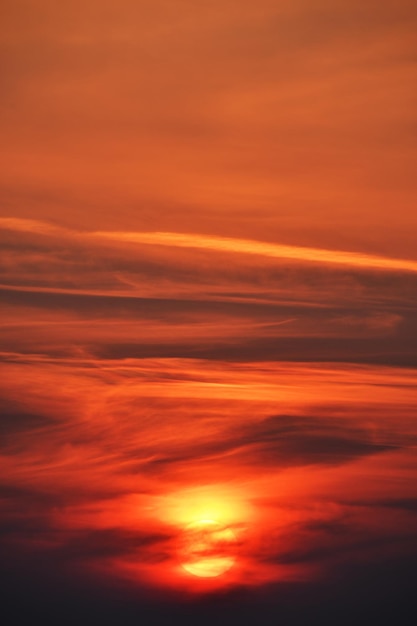 Vue défocalisée du soleil dans les nuages. Pas de mise au point. Vue du ciel avec des nuages.