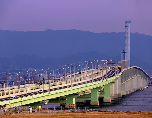 Photo vue depuis l'aéroport d'osaka avec le pont pour atterrir