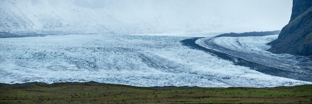 Vue depuis l'autoroute pendant un voyage en voiture en Islande Paysage islandais spectaculaire avec des hameaux naturels pittoresques montagnes côte de l'océan fjords champs nuages glaciers cascades