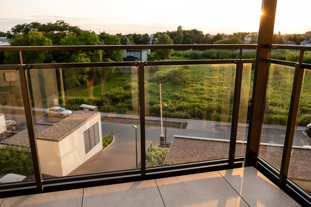 Photo vue depuis le balcon de l'appartement dans un immeuble à plusieurs étages au coucher du soleil