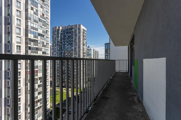 Vue depuis le balcon sur les immeubles résidentiels de grande hauteur voisins dans le quartier de la ville