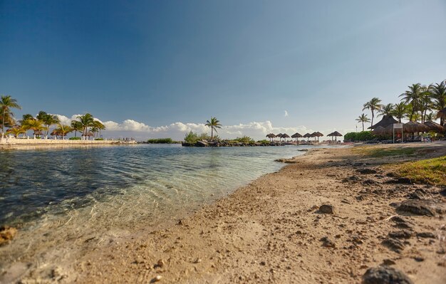 Vue depuis le bas de la plage de Puerto Aventuras au Mexique pendant l'après-midi