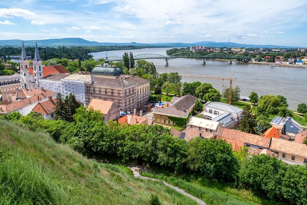 Vue depuis la basilique d'Esztergom en Hongrie sur la ville de Sturovo en Slovaquie