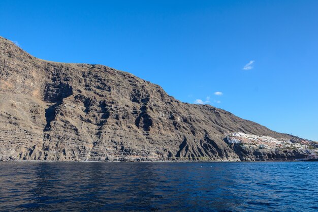 Vue depuis le bateau jusqu'au rocher de Los Gigantes sur l'île de Ténérife - Espagne Canaries