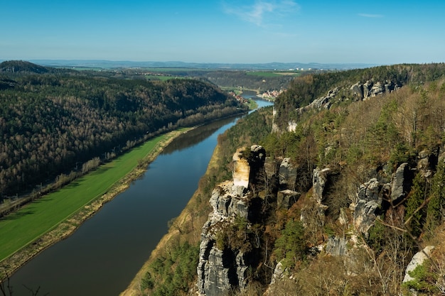 Vue depuis le belvédère bastei sur la rive de l'Elbe