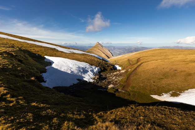 Vue depuis la chaîne de montagnes d'Aralar et le pic Txindoki au Pays Basque