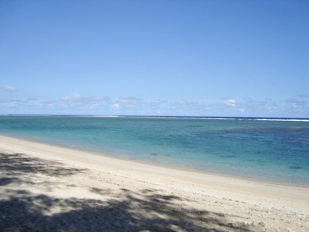 Vue depuis la chambre d'hôtel une belle plage de sable