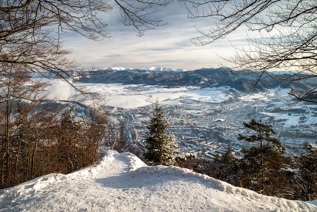 Vue depuis la colline de Cebrat dans les montagnes de Great Fatra sur la ville de Ruzomberok en Slovaquie