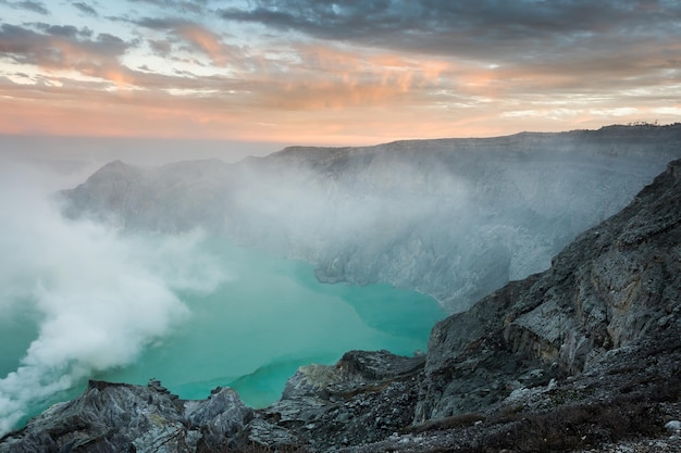 Vue depuis le cratère d'Ijen Les fumées de soufre au Kawah Ijen Vocalno en Indonésie