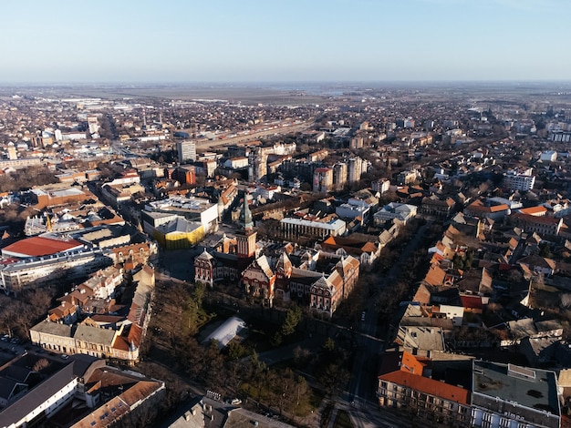 Photo vue depuis un drone du centre-ville de subotica et de l'hôtel de ville europe serbie