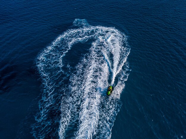 Vue depuis le drone du jet ski en mer bleue Sports nautiques