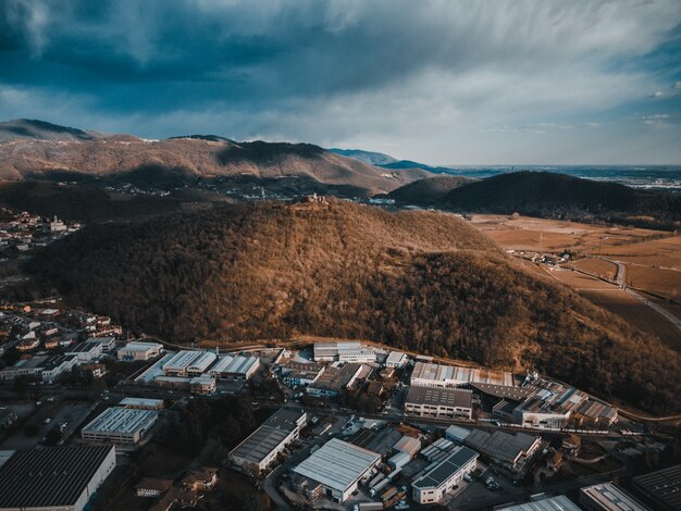 Vue depuis un drone sur franciacorta, brescia