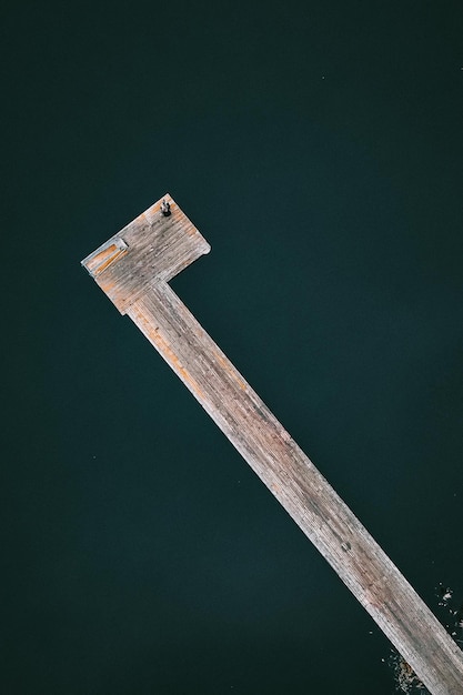 Photo vue depuis un drone sur la jetée en bois