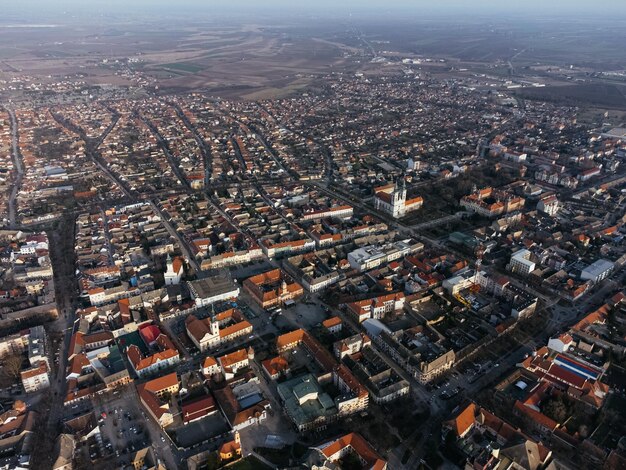 Photo vue depuis un drone de la place de la ville de sombor et de l'architecture de la région serbe de voïvodine europe